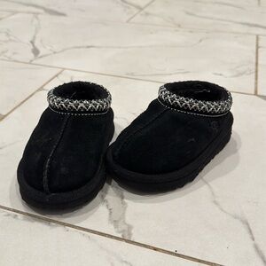 Toddler Ugg Slippers in Black size 6T